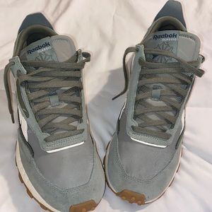 Mens size 10 Reebok CL leather Legacy shoes
